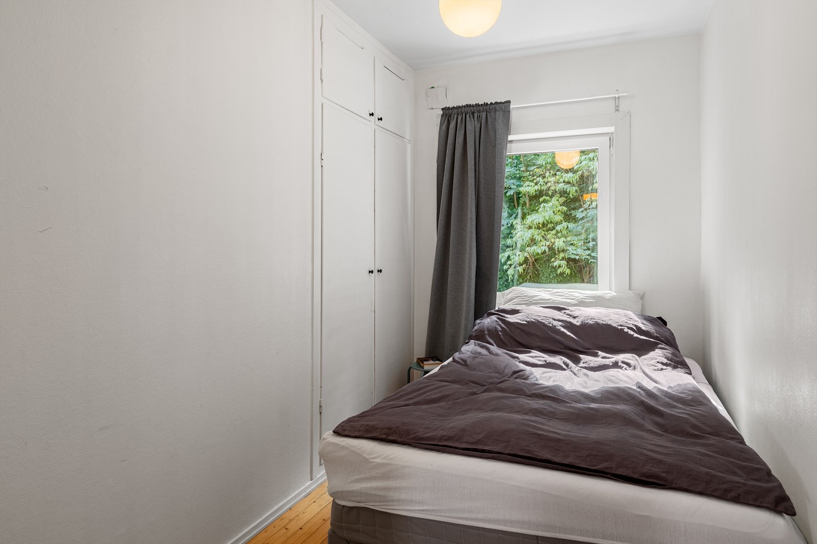 Godt med oppbevaringsmuligheter i garderobeskap Galleribilde