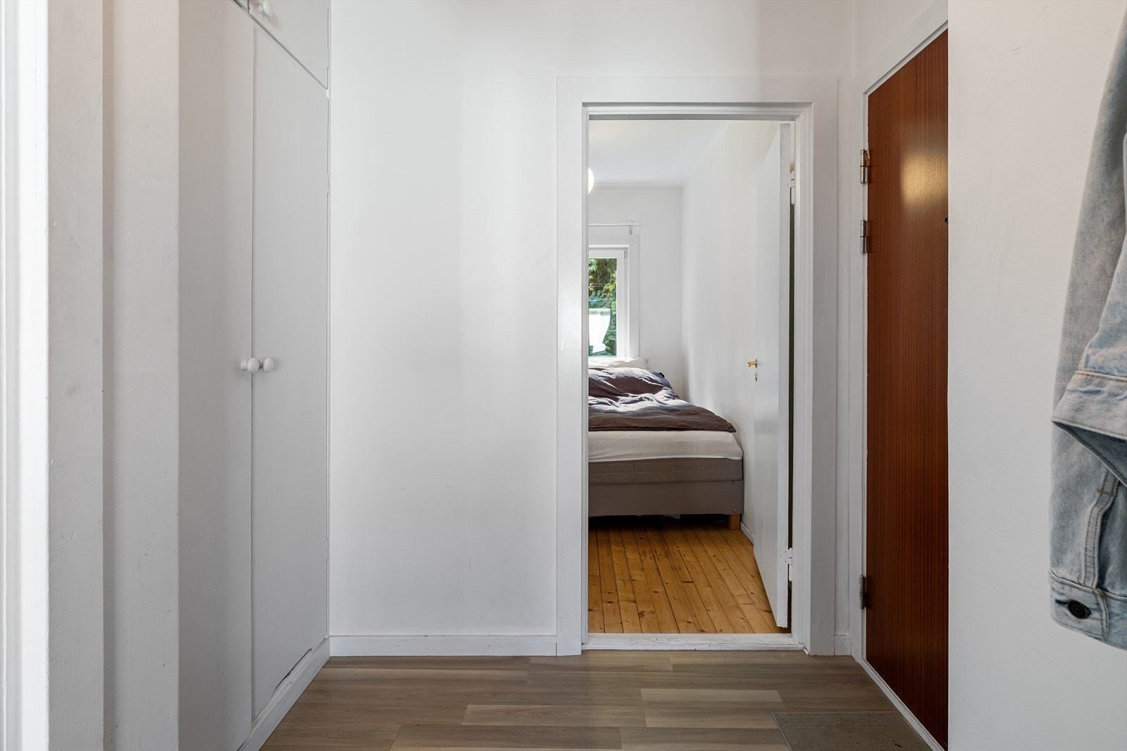 Stort garderobeskap i entréen og adkomst til soverom 2 Galleribilde