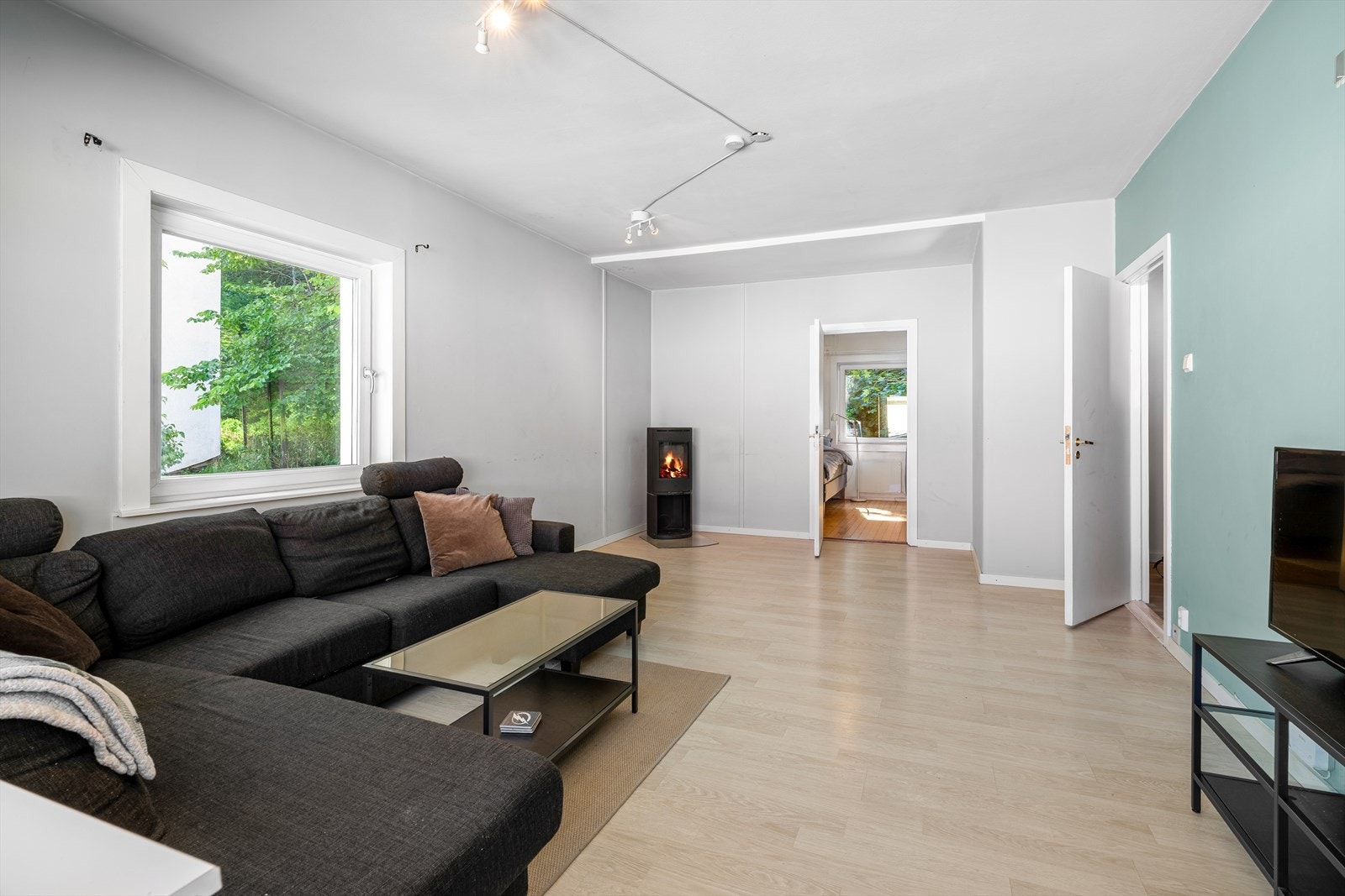 Stuen er innredet med en stilfull vedovn fra Jøtul som gir ekstra varme og hygge på de sene vinterkveldene Galleribilde