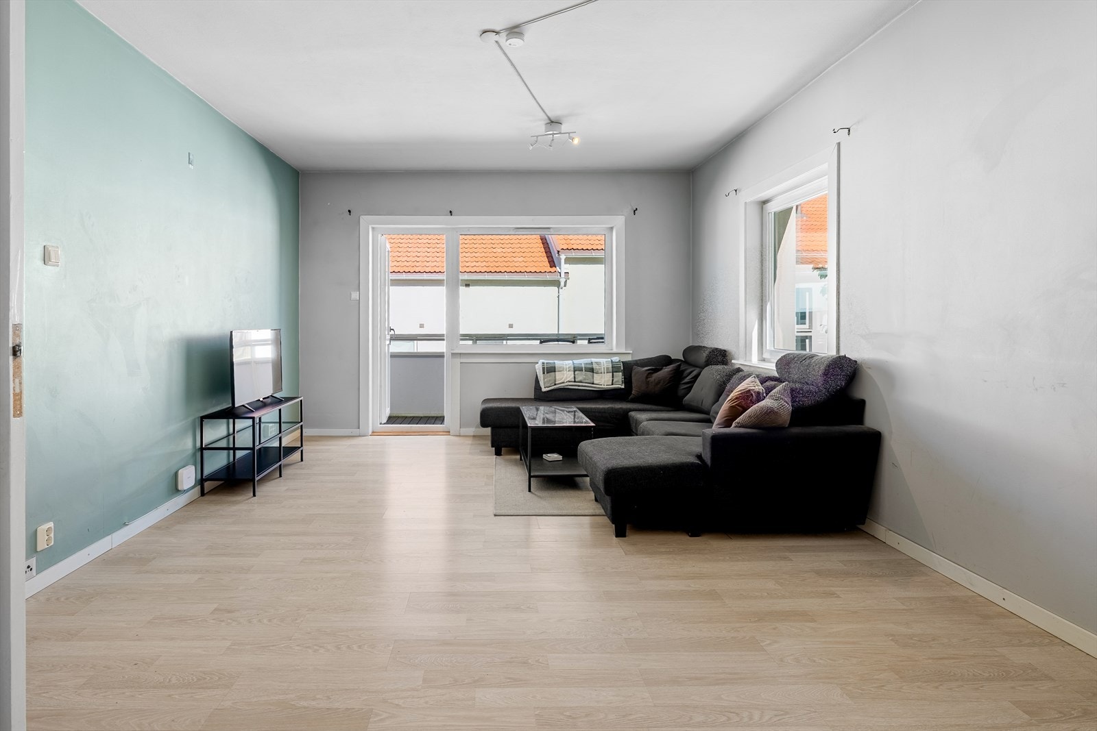 Leilighetens romslige planløsning gir fine muligheter for å skape ulike soner tilpasset behov og livsstil Galleribilde