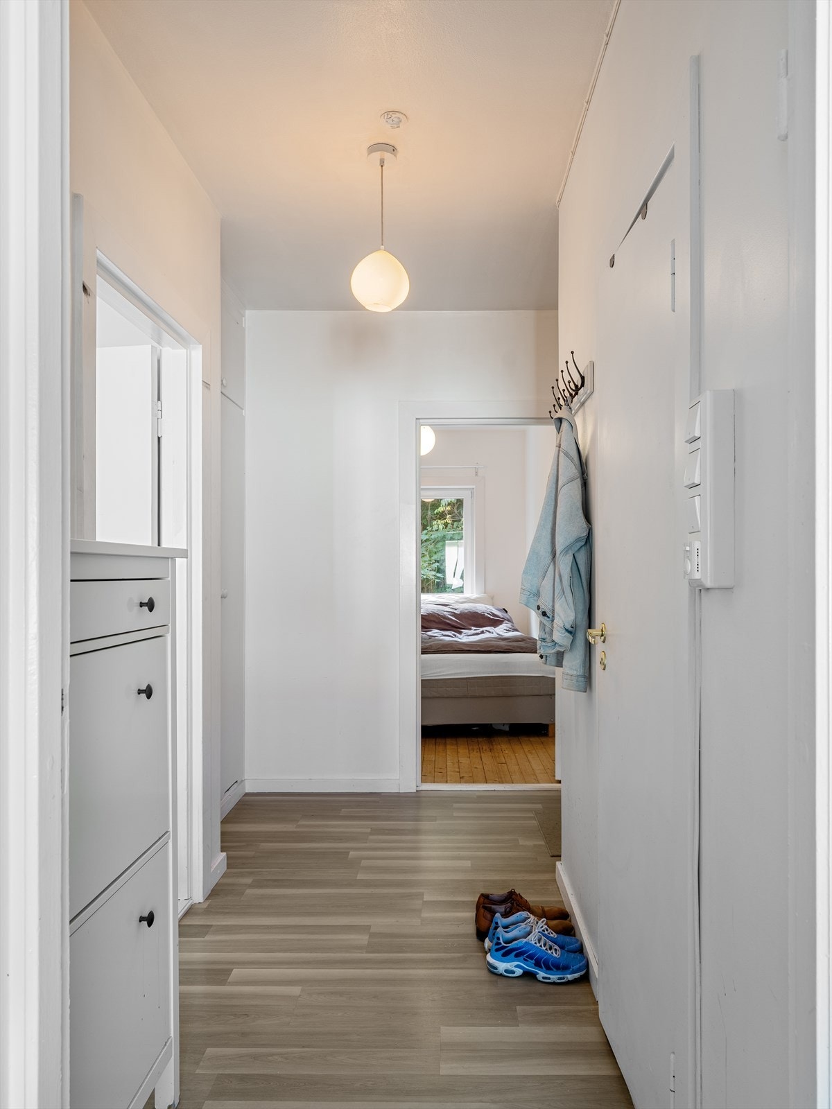 Lys og innbydende entré med god plass til oppbevaring av sko og klær Galleribilde