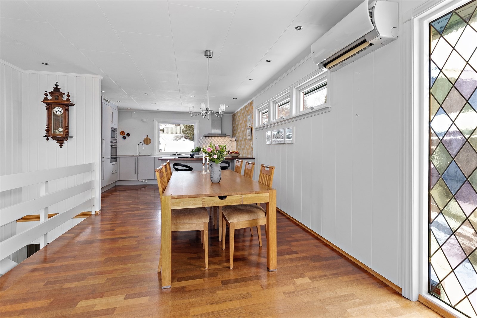 Den åpne løsningen binder spisestuen og kjøkkenet elegant sammen. Galleribilde