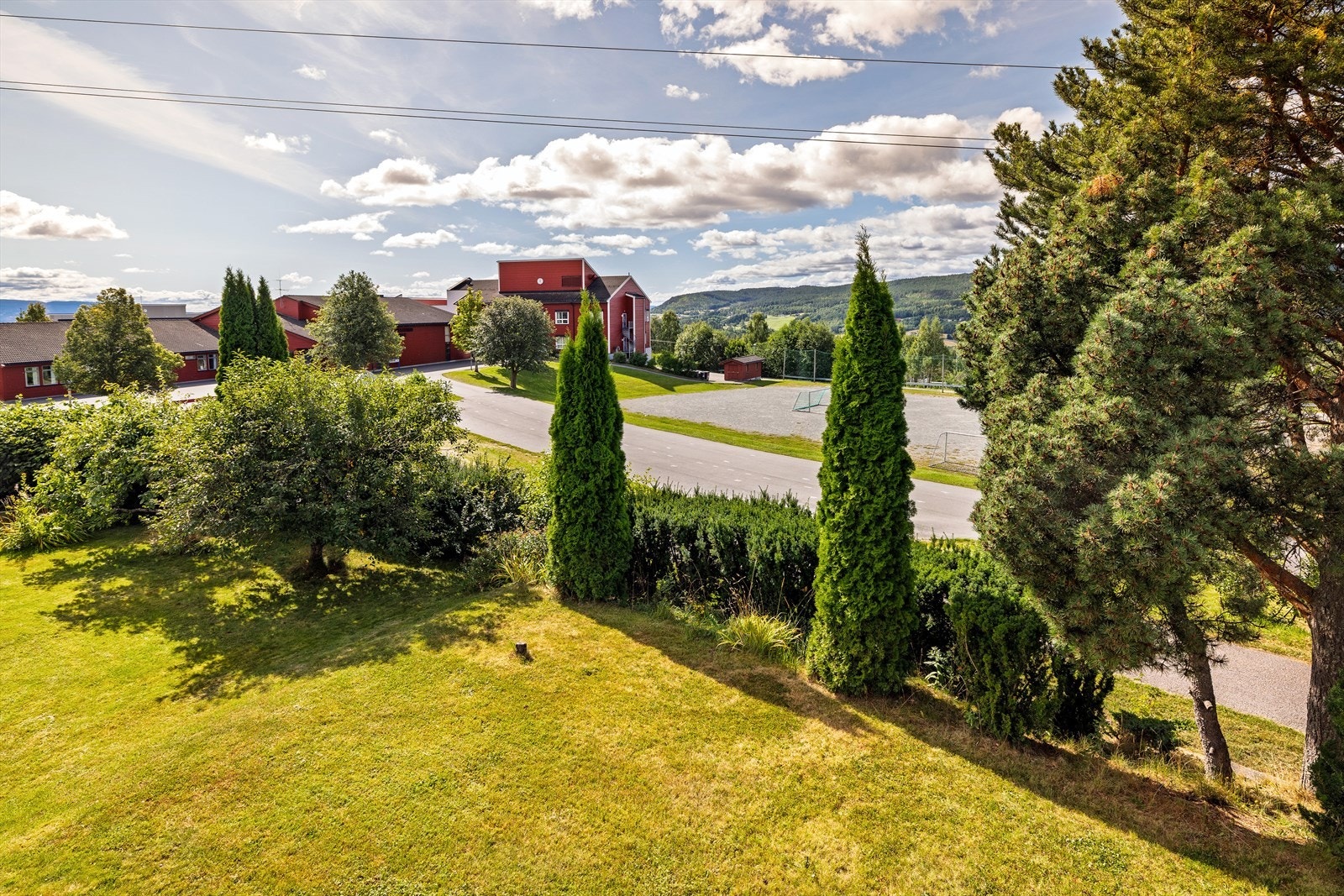 Fra eiendommen er det kort vei til Helgerud barneskole! Galleribilde