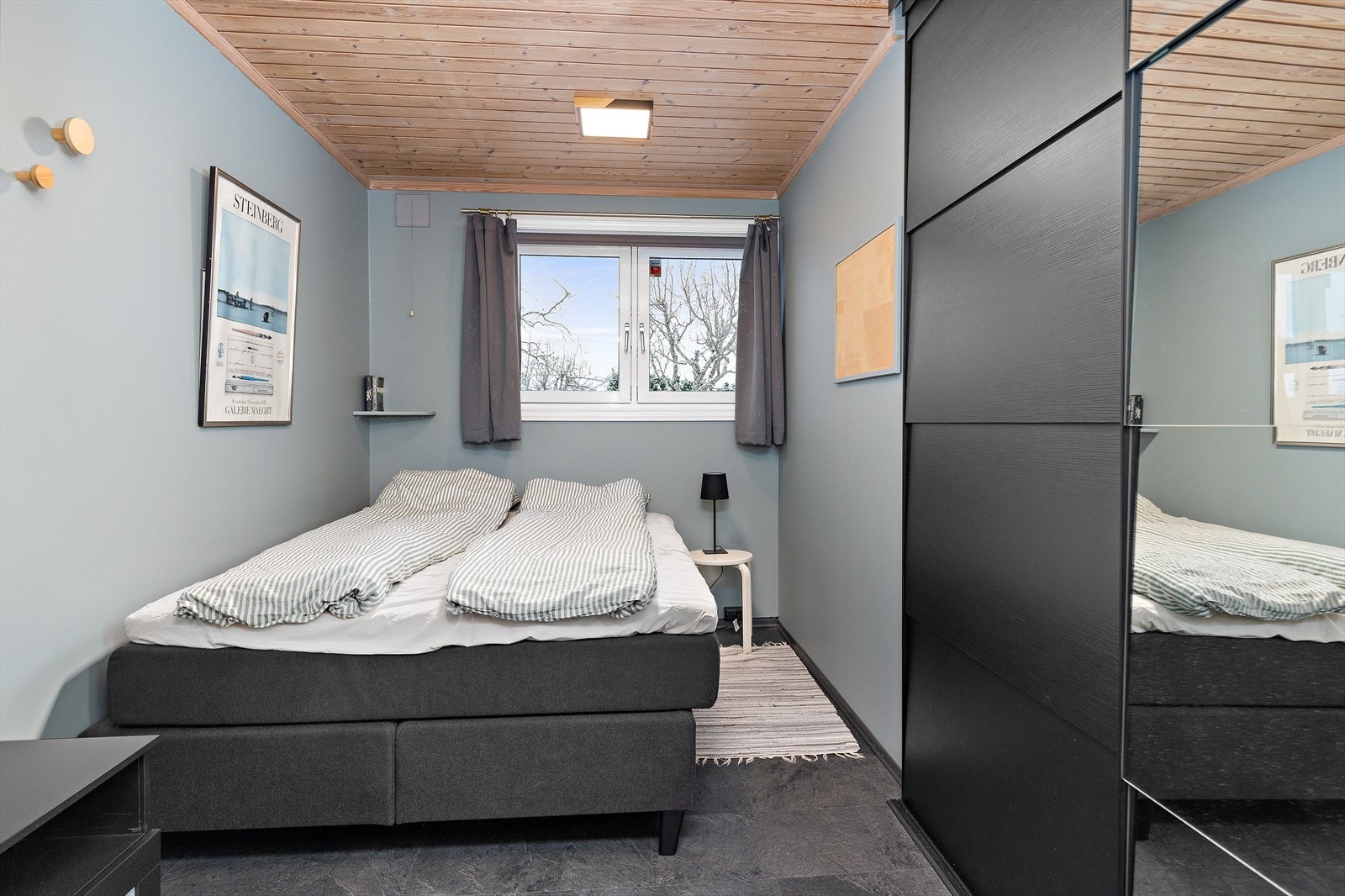 Et lyst og trivelig soverom, også dette med en stor skyvedørsgarderobe. Galleribilde