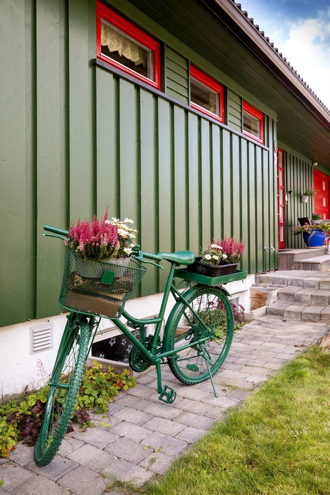 Eneboligen har en gjennomført stil med stående kledning og fargerike detaljer. Galleribilde