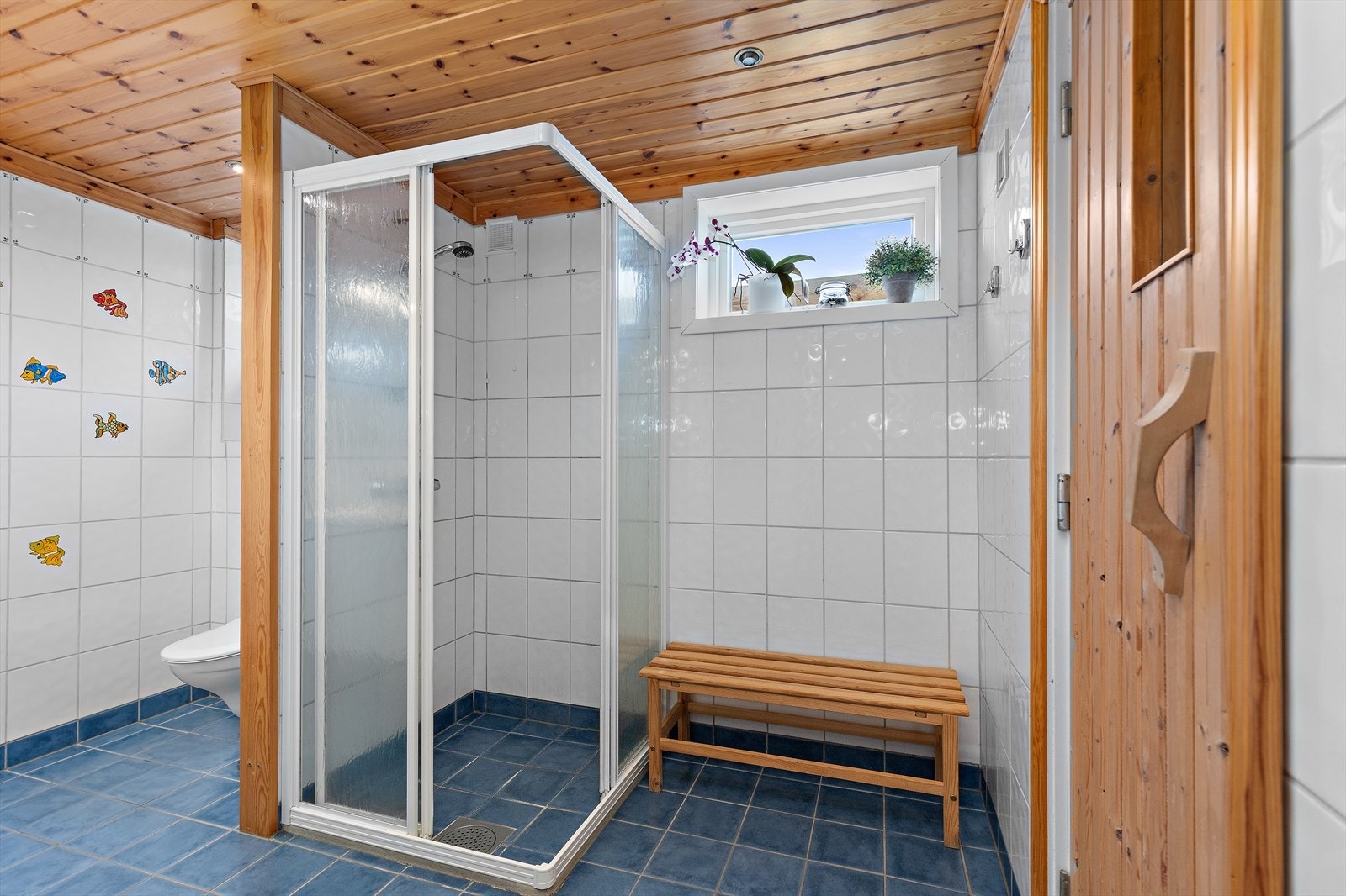 Badet er utstyrt med dusjhjørne og har direkte inngang til egen badstue. Galleribilde