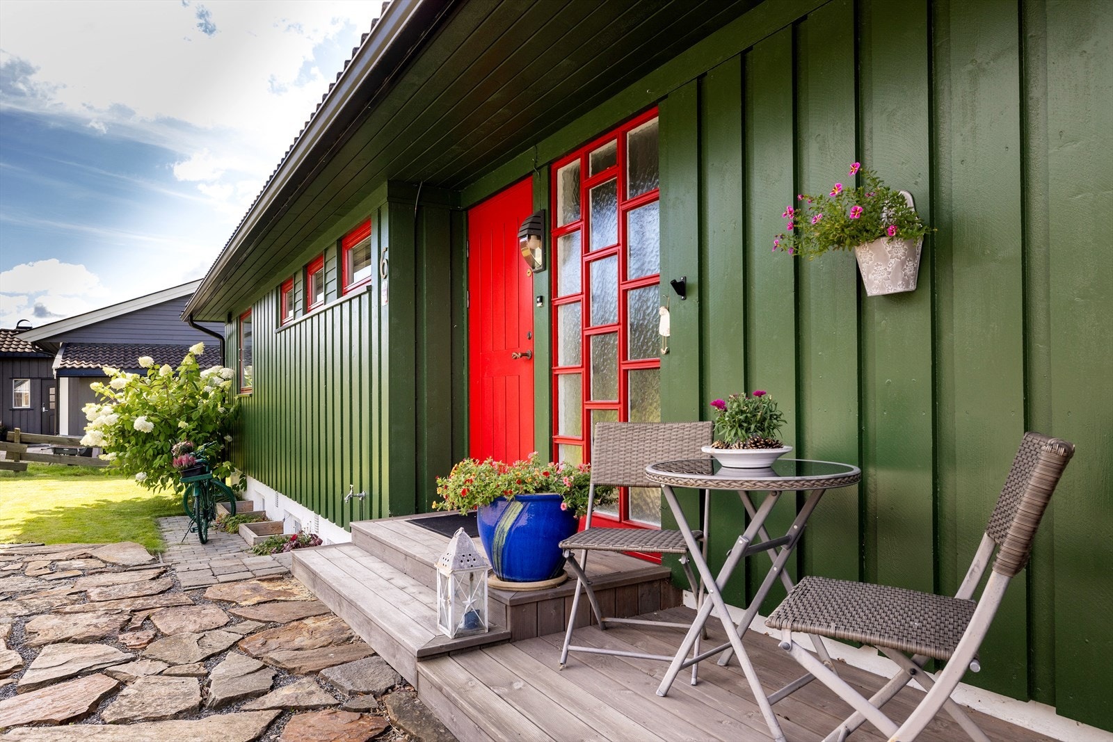 Inngangspartiet har en overbygd platting med plass til en liten sittegruppe. Galleribilde