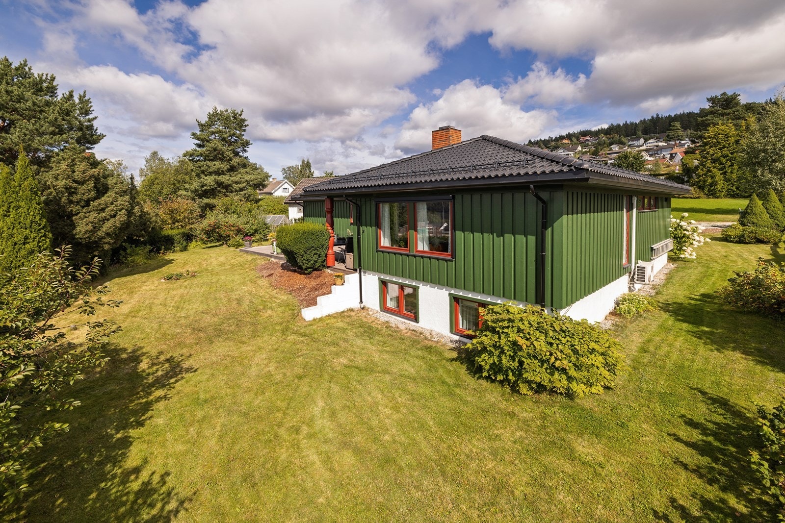 Eiendommen ligger fritt til
i terrenget. Galleribilde