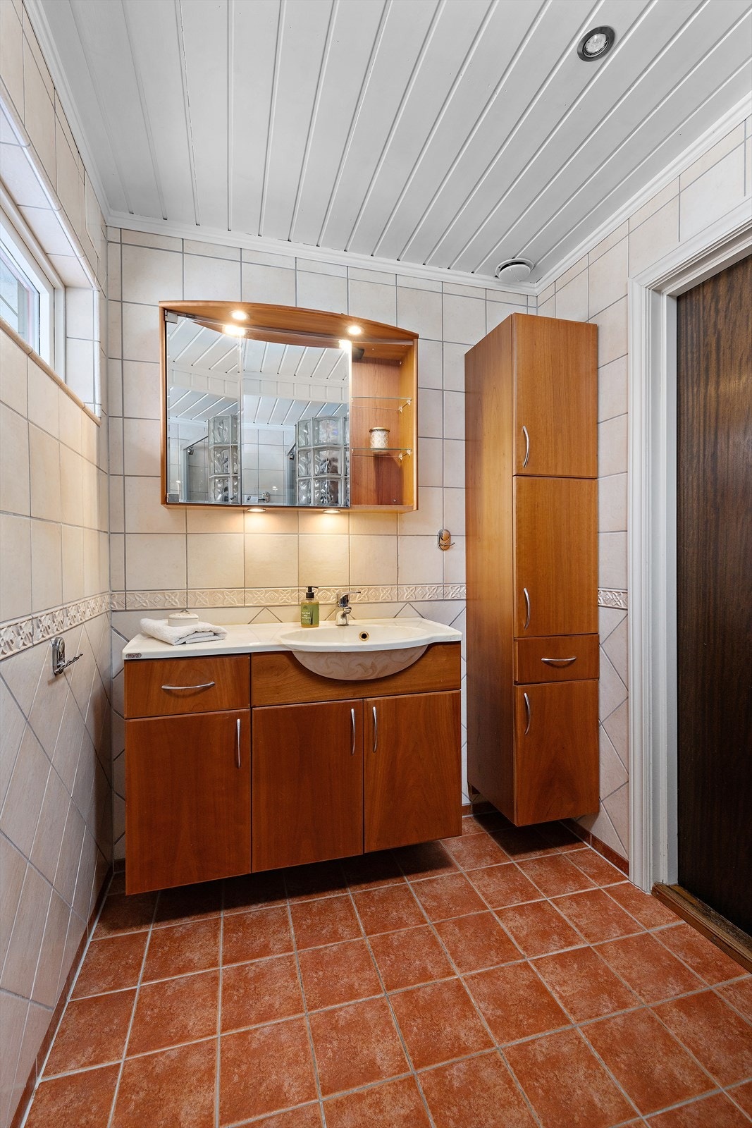 Badet i første etasje er utstyrt med servantinnredning og høyskap for god oppbevaring. Galleribilde