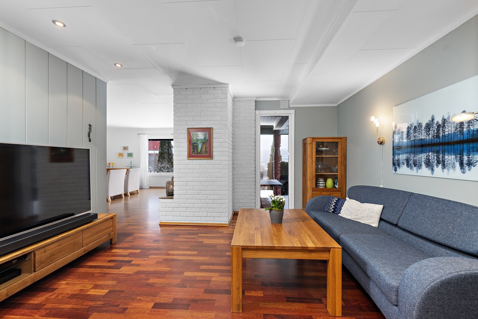 Boligen har flere stuesoner, som gir fleksibilitet i møbleringen. Galleribilde