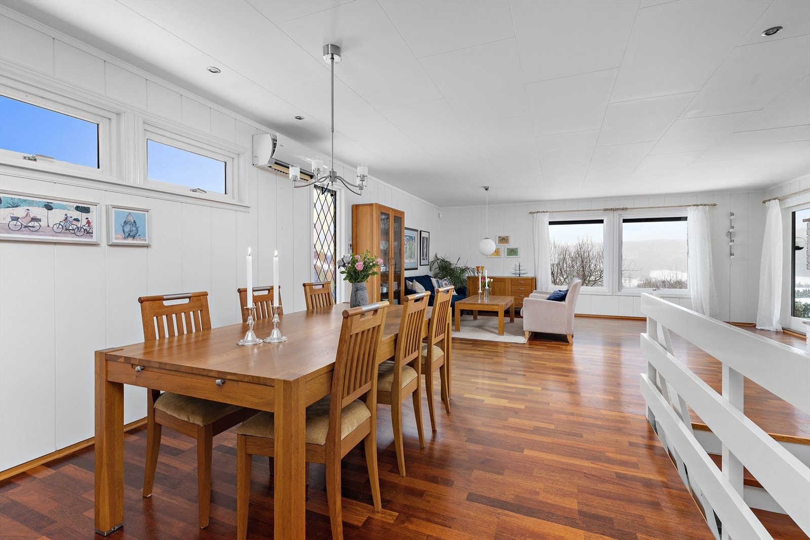 Spisestuen har god plass til et langbord for sosiale sammenkomster. Galleribilde