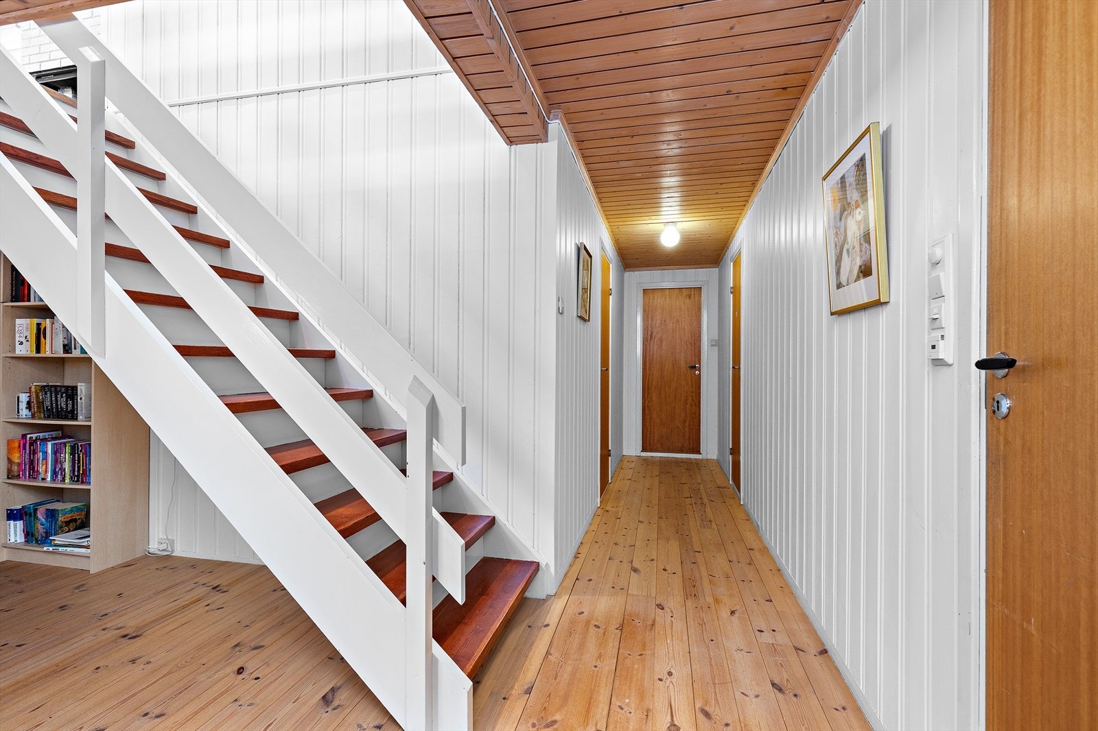 Tretrappen leder ned til underetasjen med blant annet 2 soverom og kjellerstue (ikke godkjent for varig opphold) Galleribilde