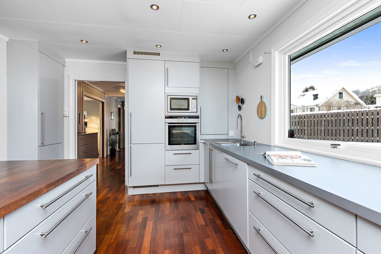 Rikelig med skap- og benkeplass gjør kjøkkenet funksjonelt og arbeidsvennlig. Galleribilde