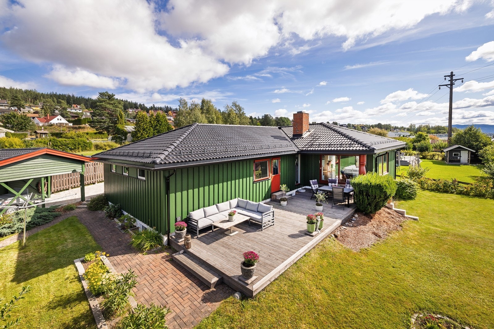 Den store terrassen er et naturlig samlingspunkt med god plass til utemøbler. Galleribilde