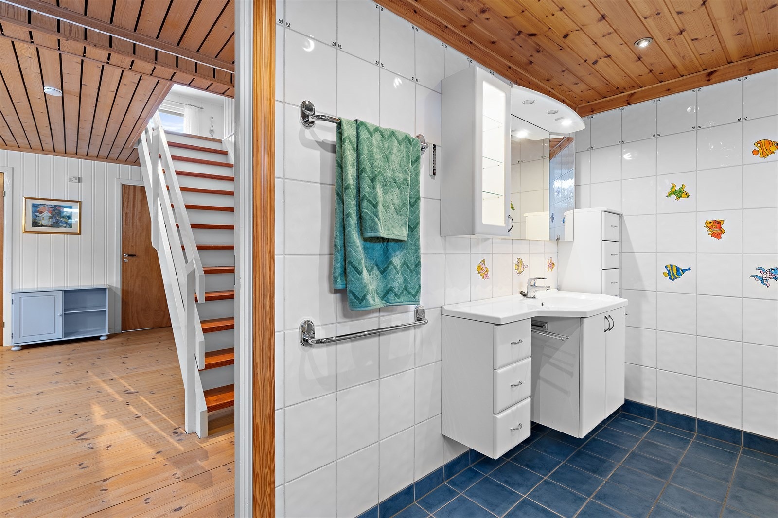 Stort, flislagt bad i underetasjen. Galleribilde