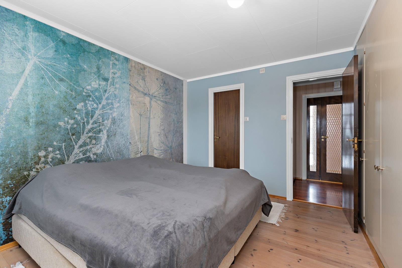 Rommet er av god størrelse med plass til dobbeltseng og tilhørende møblement. Galleribilde