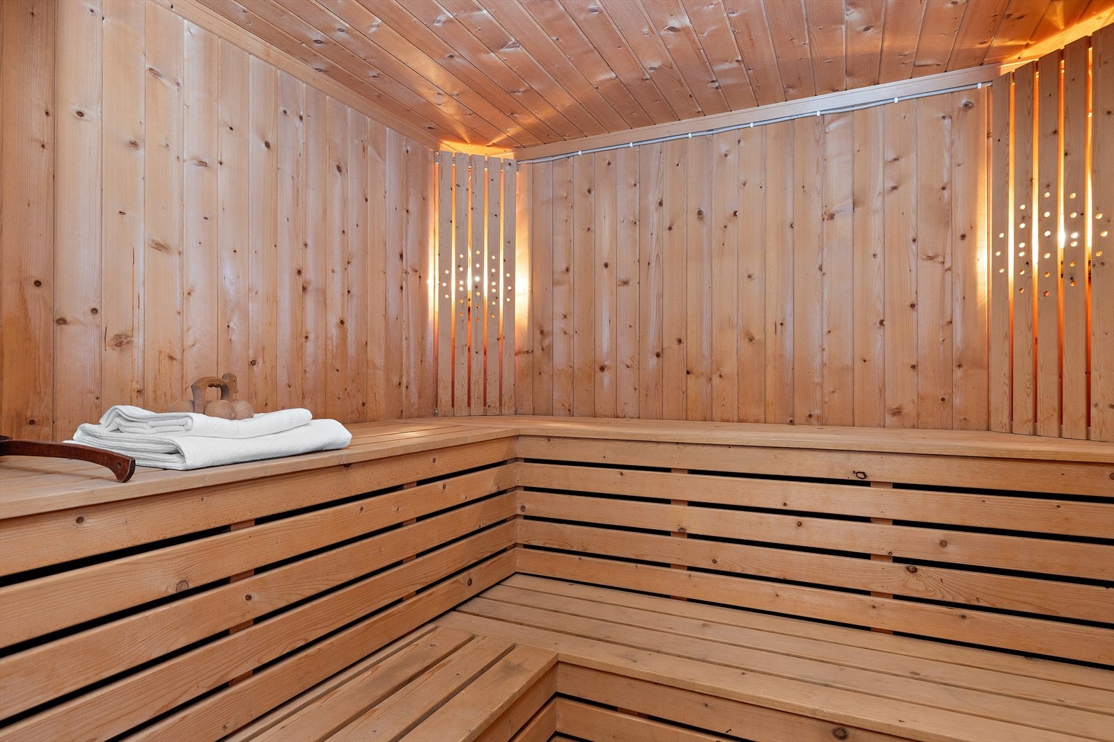 Den stemningsfulle belysningen bidrar til en avslappende atmosfære i badstuen. Galleribilde