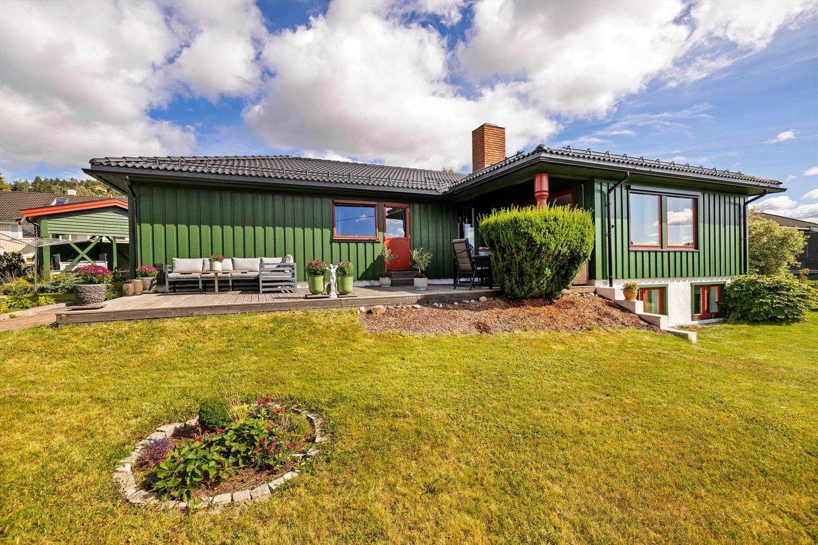 Hagen er pent opparbeidet med en stor gressplen som innbyr til lek og aktivitet. Galleribilde