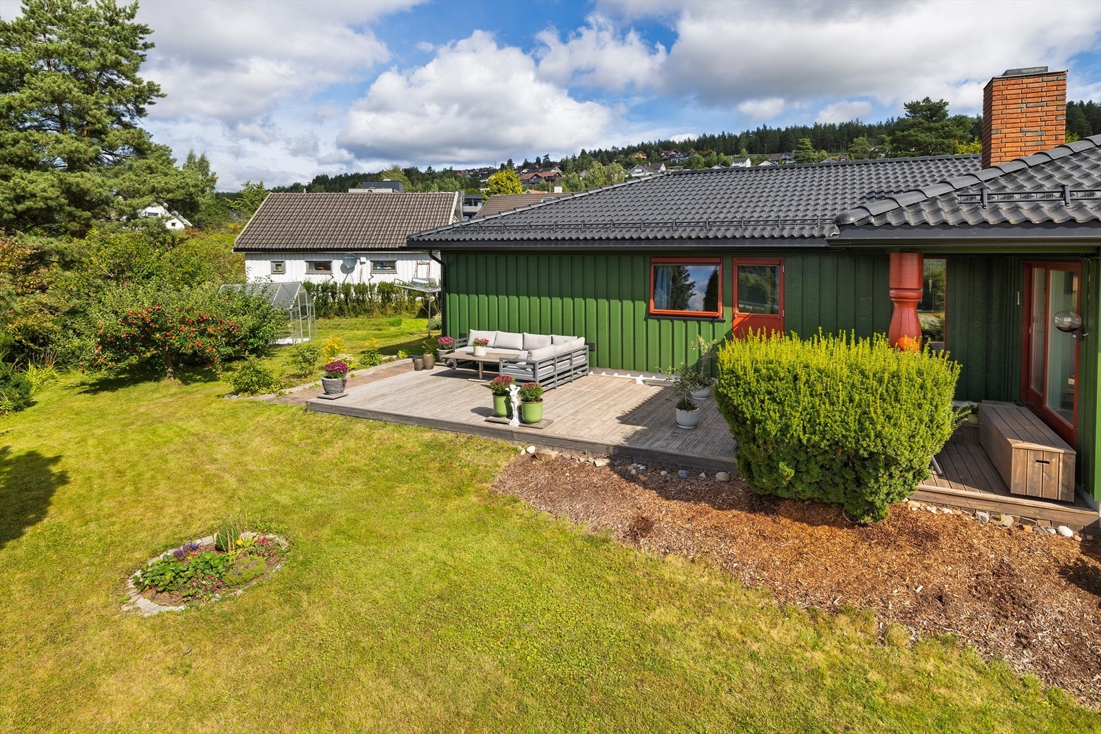 Uteområdet er skjermet og privat, med plass for både avslapning og sosiale lag. Galleribilde