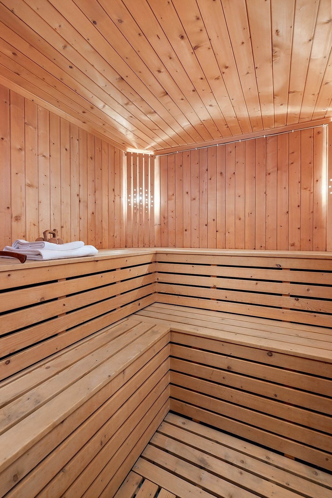 Romslig badstue med plass til flere, en egen velværeavdeling i hjemmet. Galleribilde