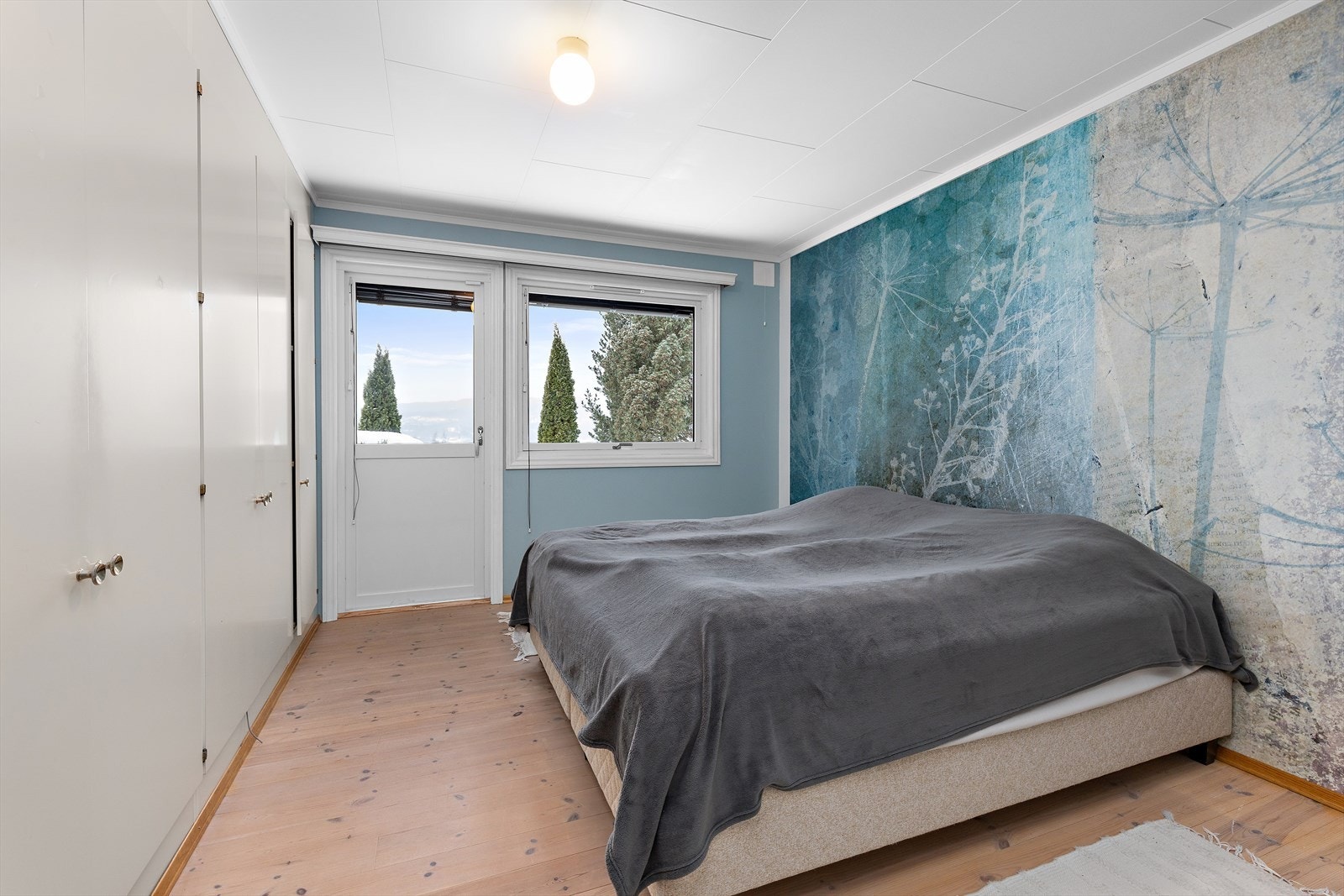 Hovedsoverommet i første etasje har rikelig med garderobeplass og egen utgang til hagen. Galleribilde