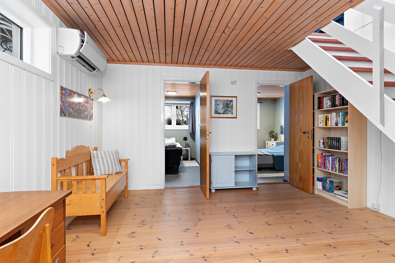 Fra kjellerstuen er det tilgang til etasjens to soverom og bad. Galleribilde