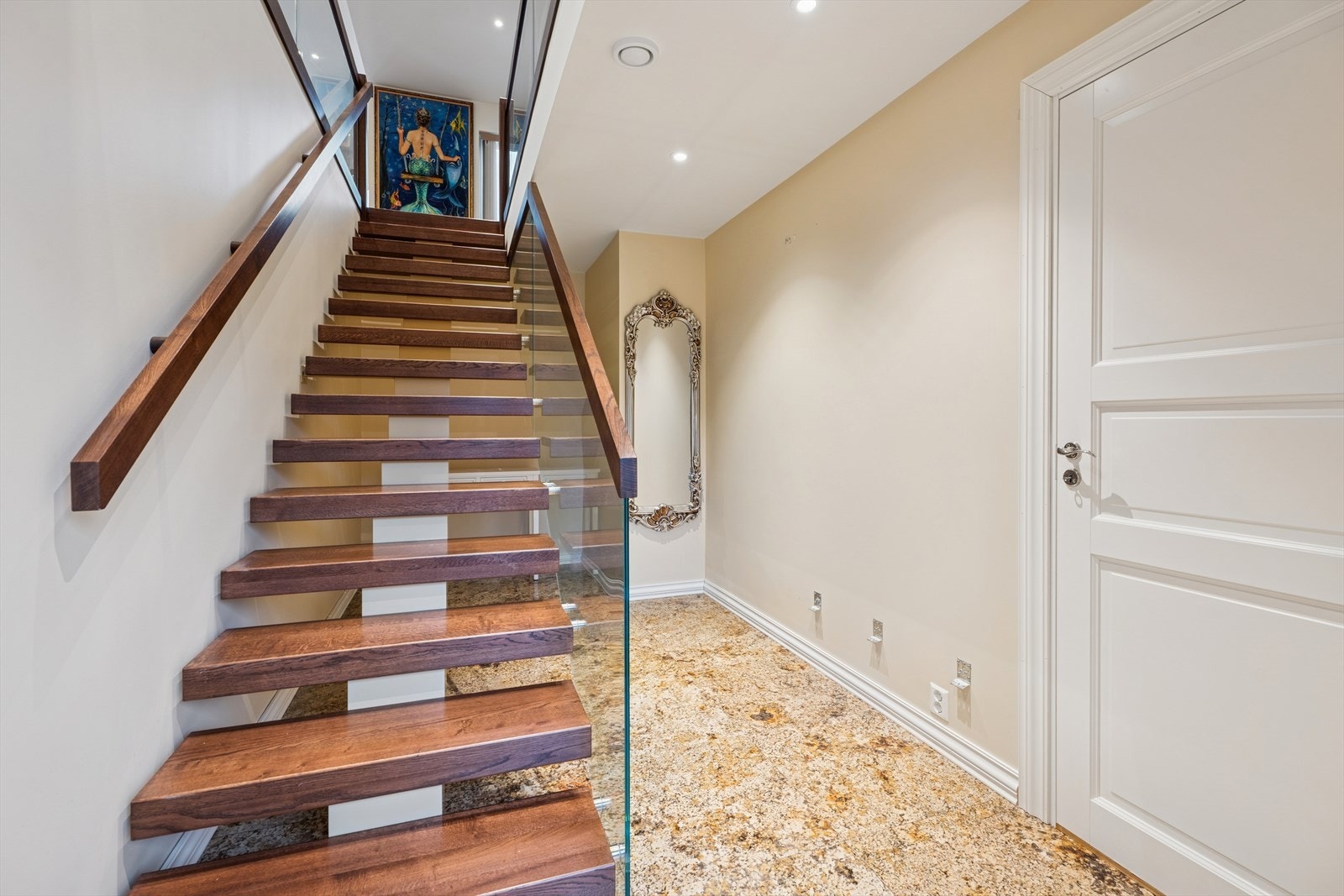 Entré med polerte granittfliser på gulvet og integrerte LED-downlights i himlingen. Galleribilde