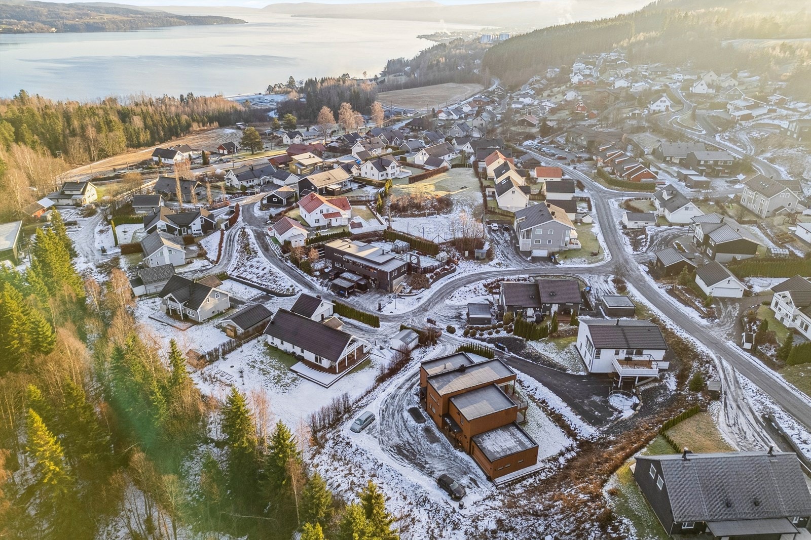 Sentrum av Gjøvik med alle sine fasiliteter er kun en 5-minutters kjøretur unna. Galleribilde