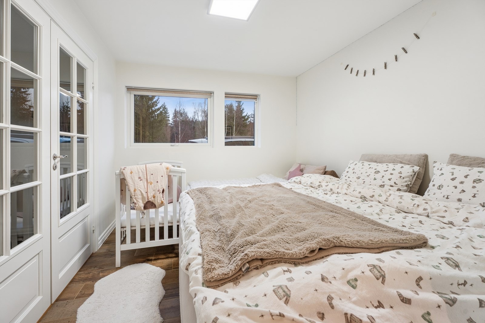 Et av to soverom i leiligheten til venstre, med tilgang til eget walk-in closet. Galleribilde