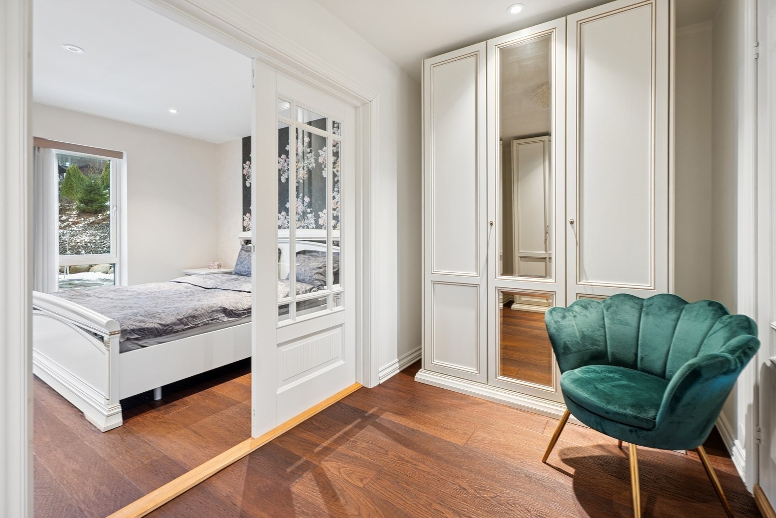 Fra soverommet er det tilgang til et eget walk-in closet. Galleribilde