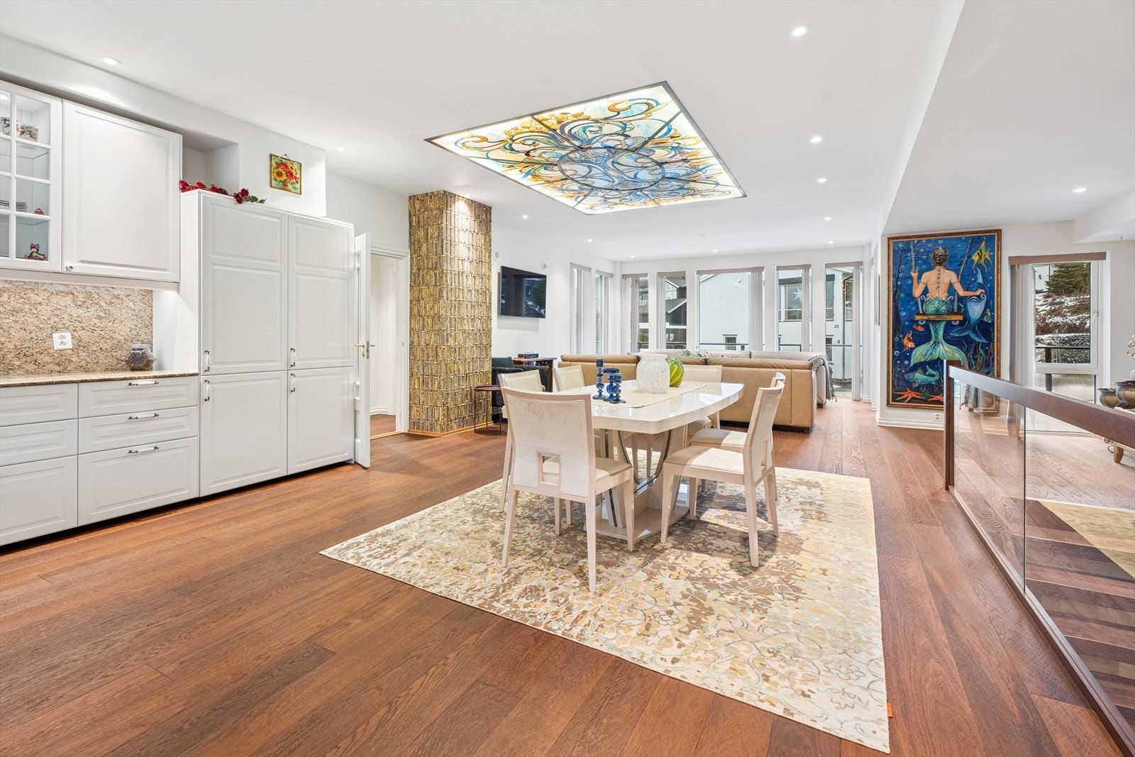 Det er rikelig med plass til både sofagruppe og spisegruppe. Galleribilde