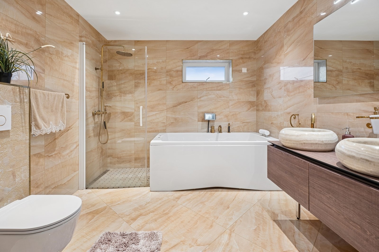 Gulvet har elektriske varmekabler og mosaikkfliser i dusjsonen. Galleribilde