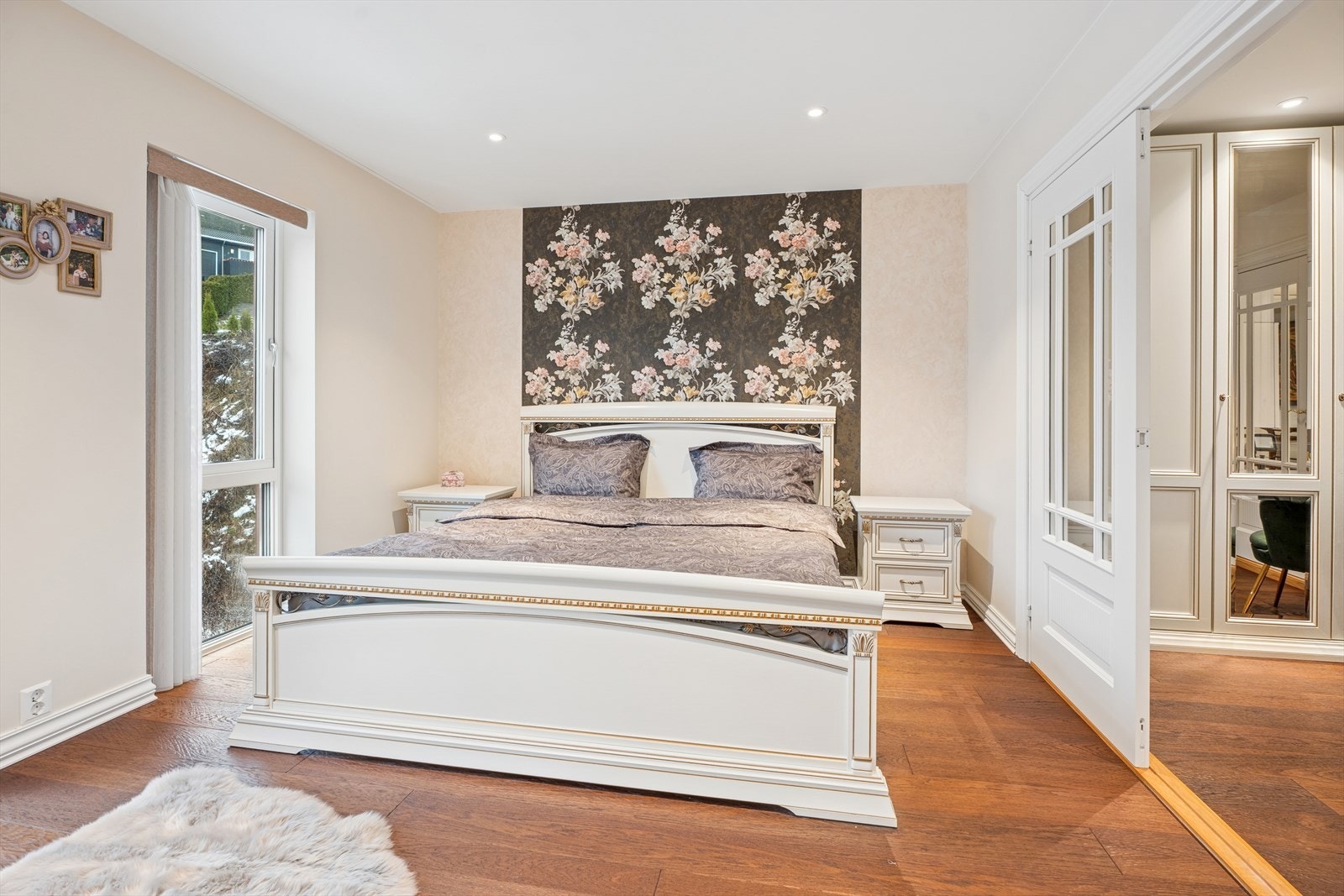 Lekkert hovedsoverom som er romslig, med plass til dobbeltseng og tilhørende møblement. Galleribilde