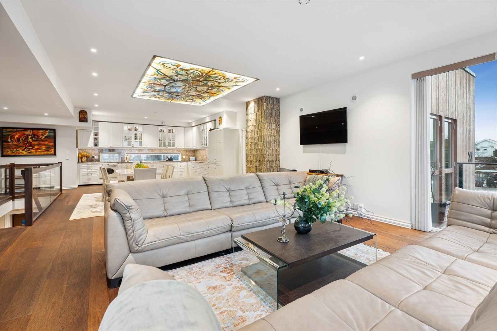 Pipeløpet er kledd med Travertin stein, som gir rommet et særpreg. Legg også merke til den unike himlingen. Galleribilde