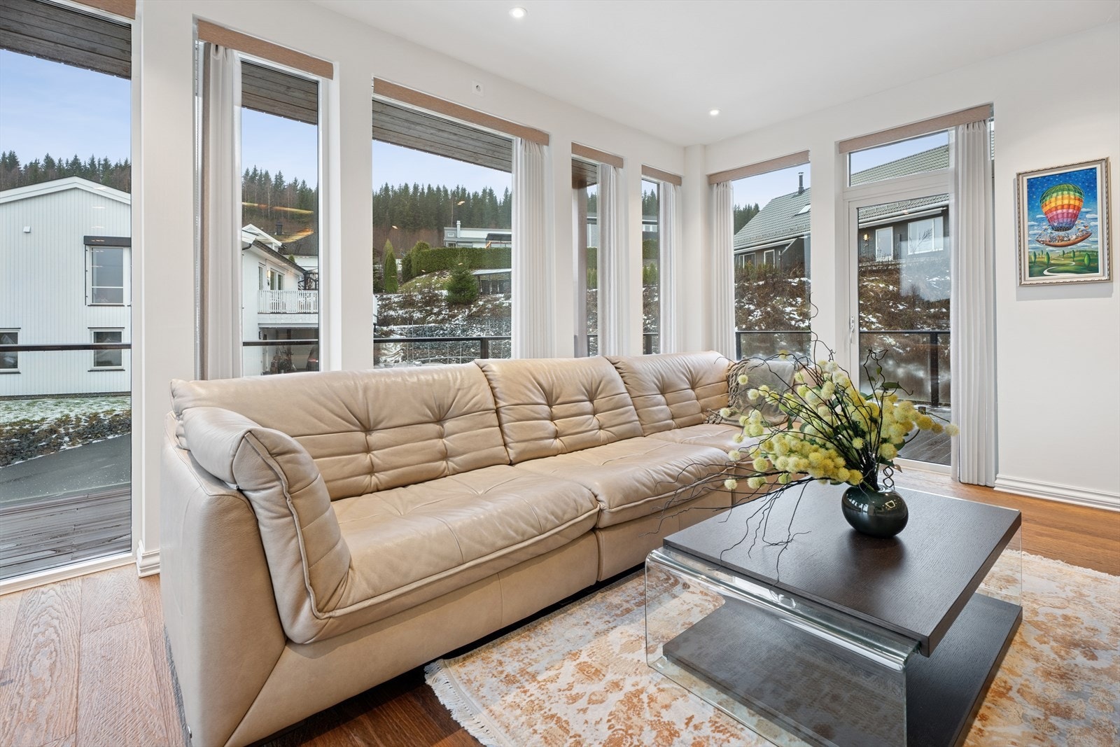 Fra stuen er det direkte utgang til en stor, delvis overbygget balkong. Galleribilde