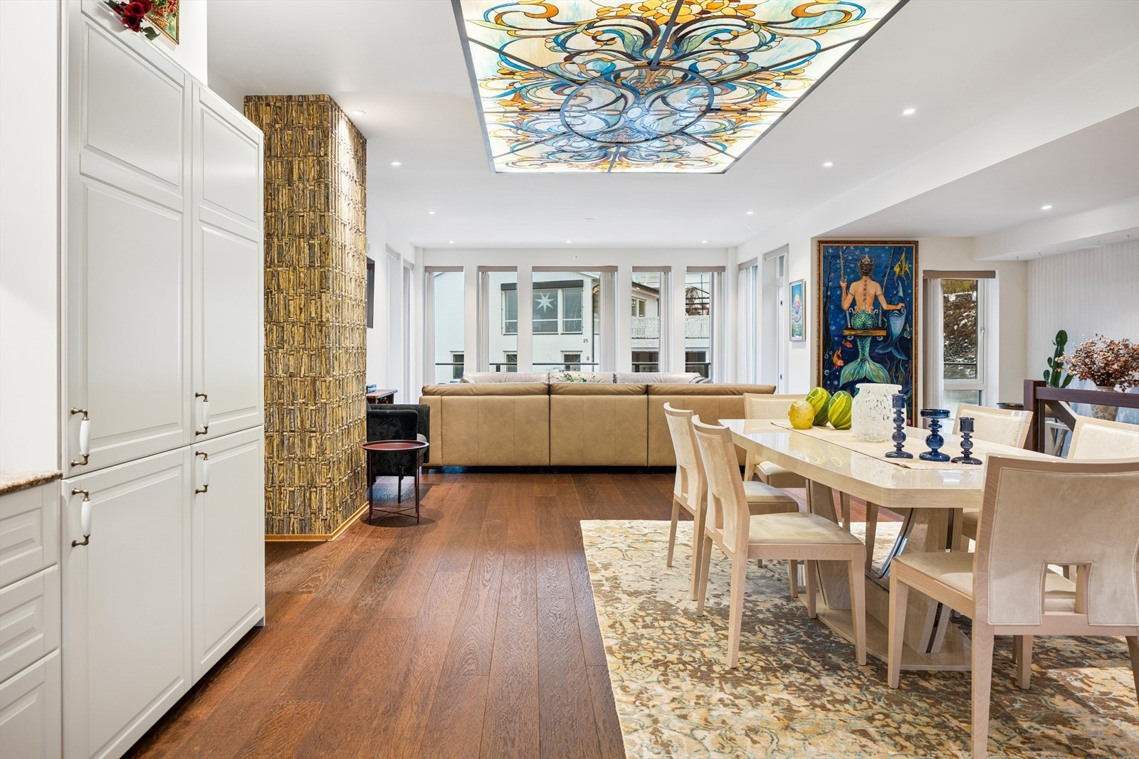 Boligen holder en gjennomgående høy standard med påkostede materialvalg og smarte løsninger. Galleribilde