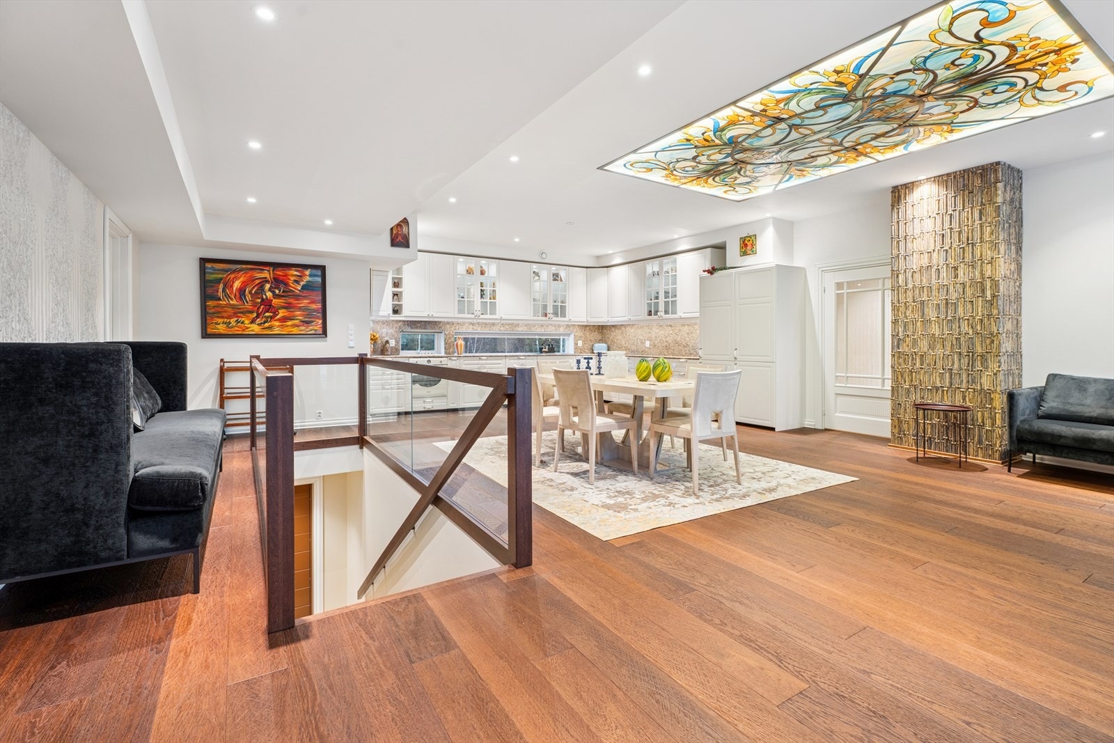 I andre etasje åpner boligen seg opp med en romslig stue og spisestue i en åpen løsning. Galleribilde