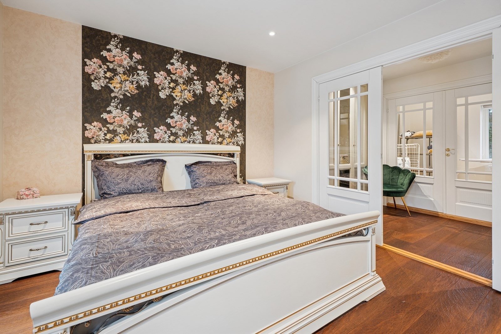 Soverommet har fondvegg med tapet fra italienske Roberto Cavalli Galleribilde