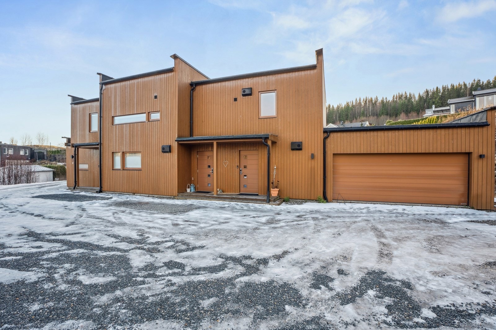 Gårdsplass med rikelig av biloppstillingsplasser og dobbelgarasje. Galleribilde