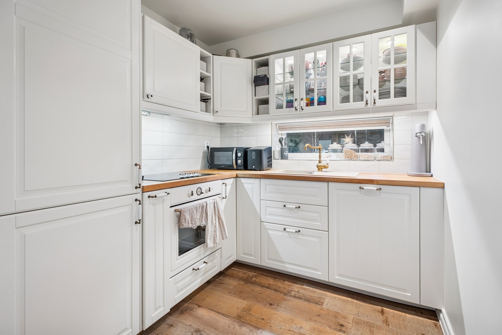 Kjøkkenen til leiligheten til venstre. Galleribilde