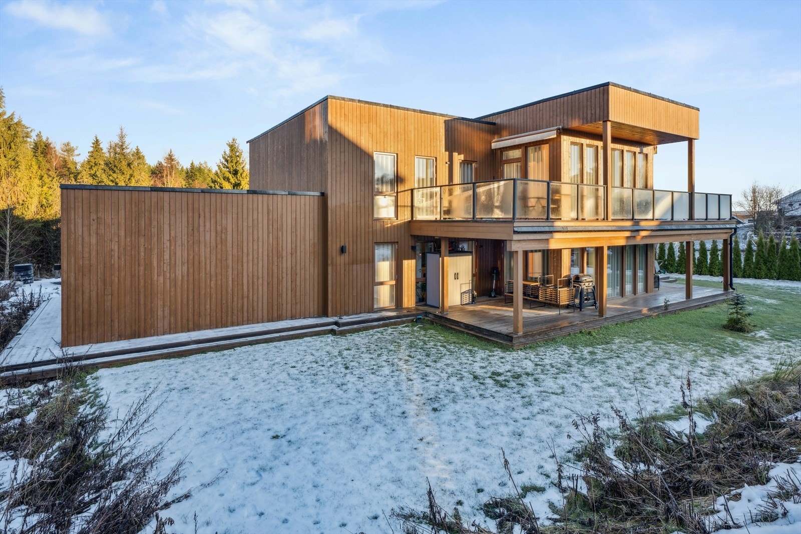 En moderne enebolig med godkjent utleieleilighet og hybel. Kr. 26.000,- i leieinntekter pr mnd. Galleribilde