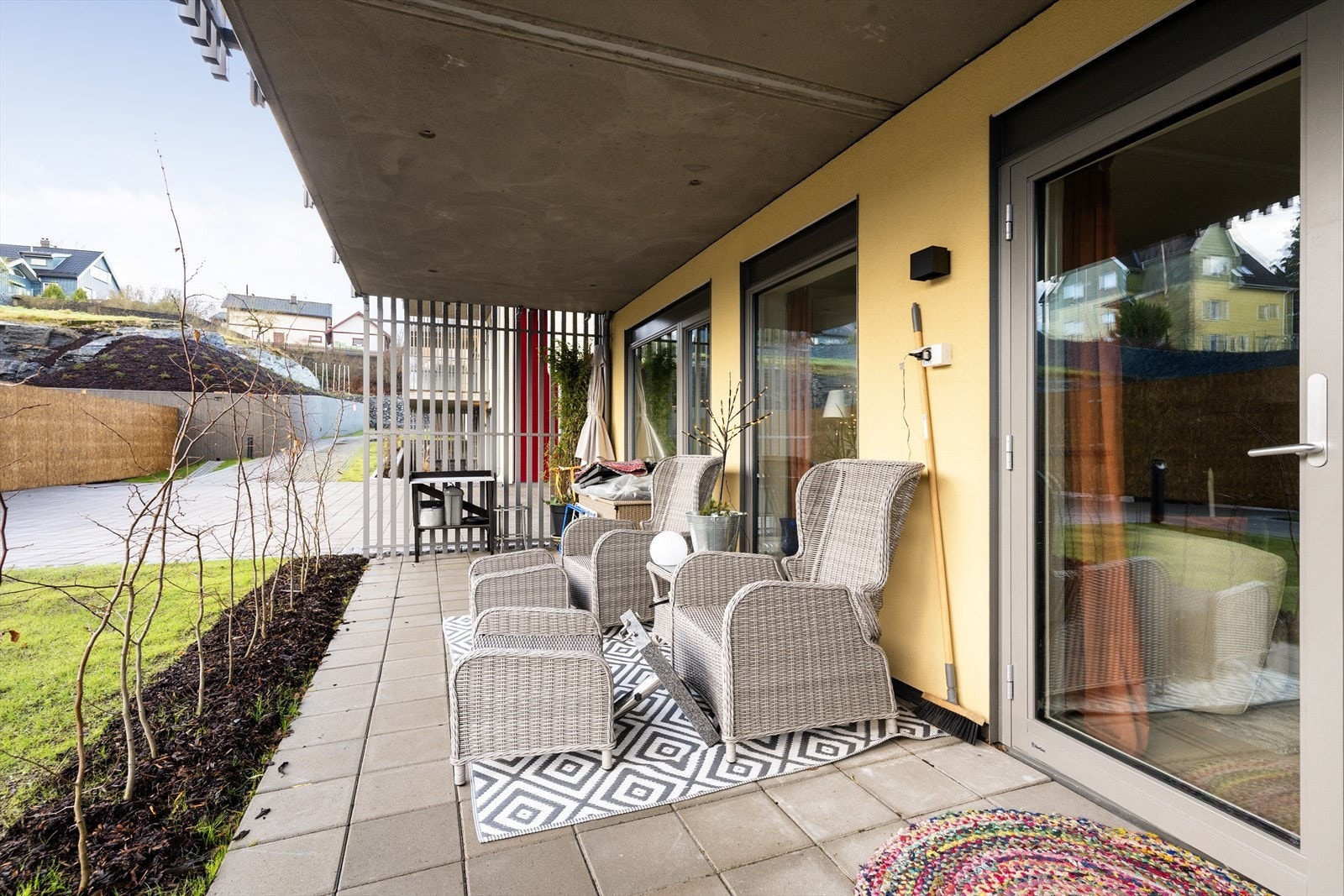 Fra stuen er det utgang til en deilig, overbygget og hellelagt platting. Galleribilde