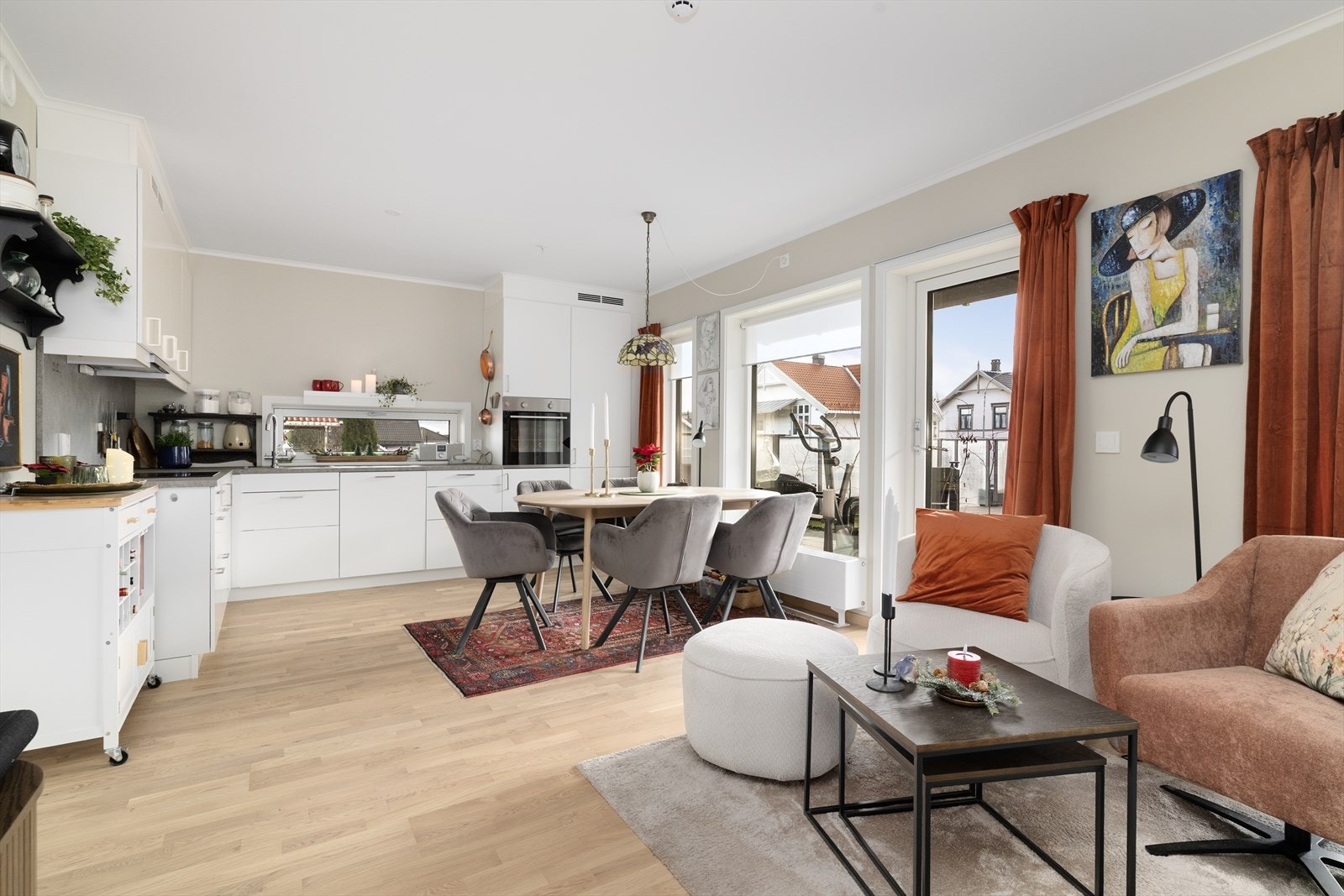 Leiligheten har fasiliteter som balansert ventilasjon, sprinkleranlegg med dyser i alle rom, og fjernvarme med radiatorer i stue og entre. Galleribilde