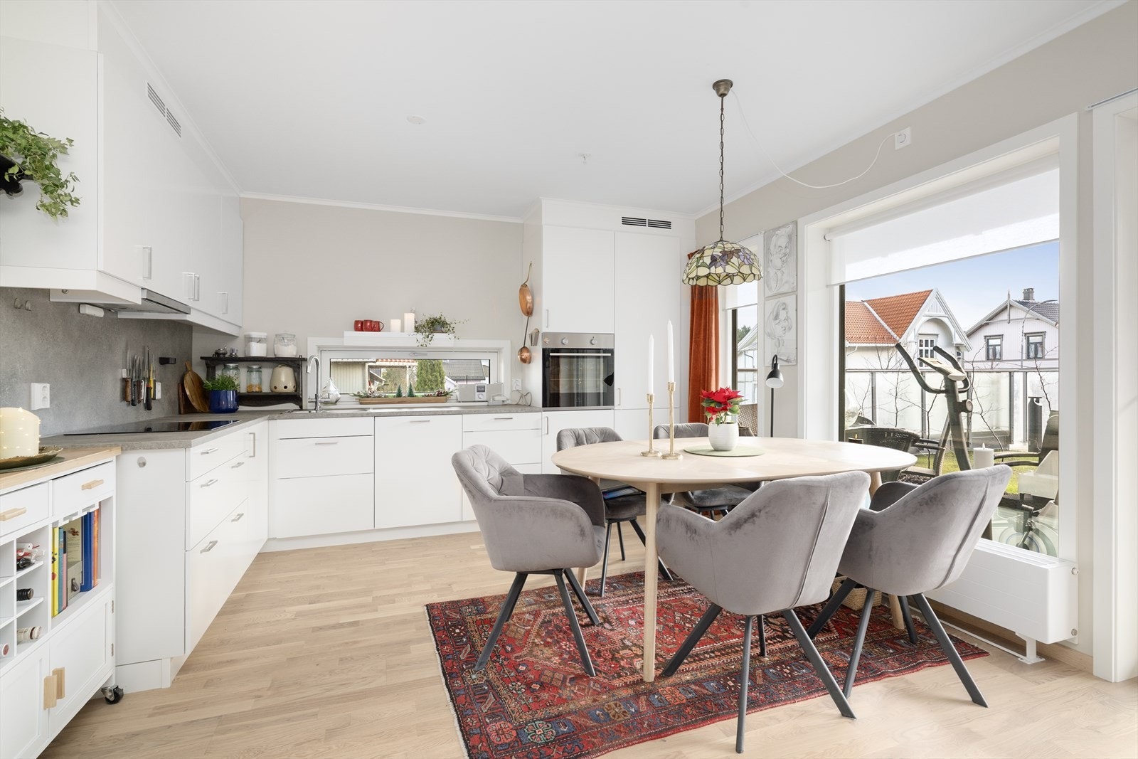 Leiligheten har en lys og delikat stue med åpen kjøkkenløsning. Moderne og praktisk kjøkken med integrerte hvitevarer og god skap- og skuffplass. Galleribilde