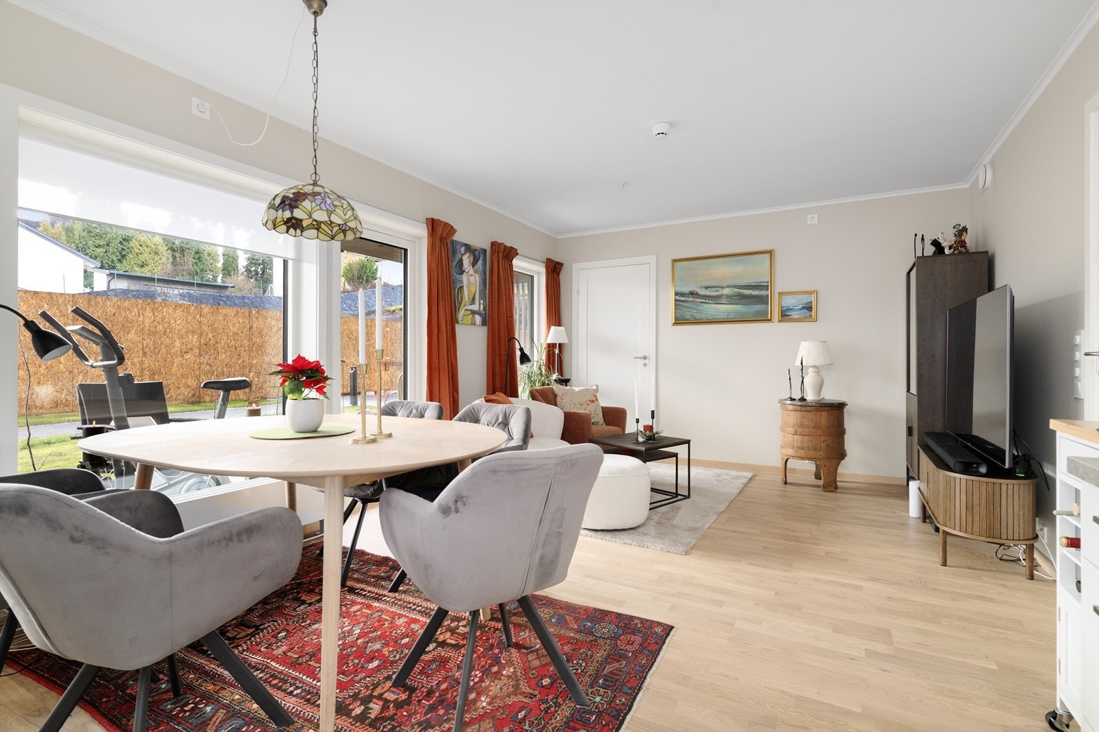 Vinduene slipper rikelig med naturlig lys inn til spiseplassen. Galleribilde