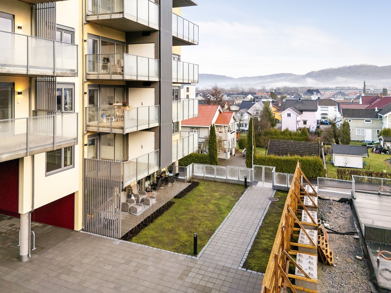 Parkeringsplass i felles garasjeanlegg, samt en bod medfølger. Galleribilde