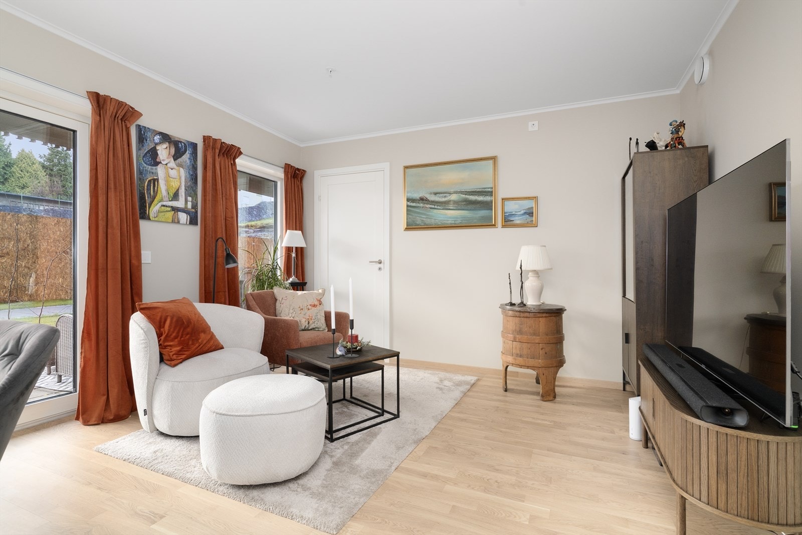 Overflater består hovedsakelig av parkett på gulv og ellers lysmalte, slette flater på vegger og i tak. Kabel-tv og internett er inkl. i felleskostnadene. Galleribilde