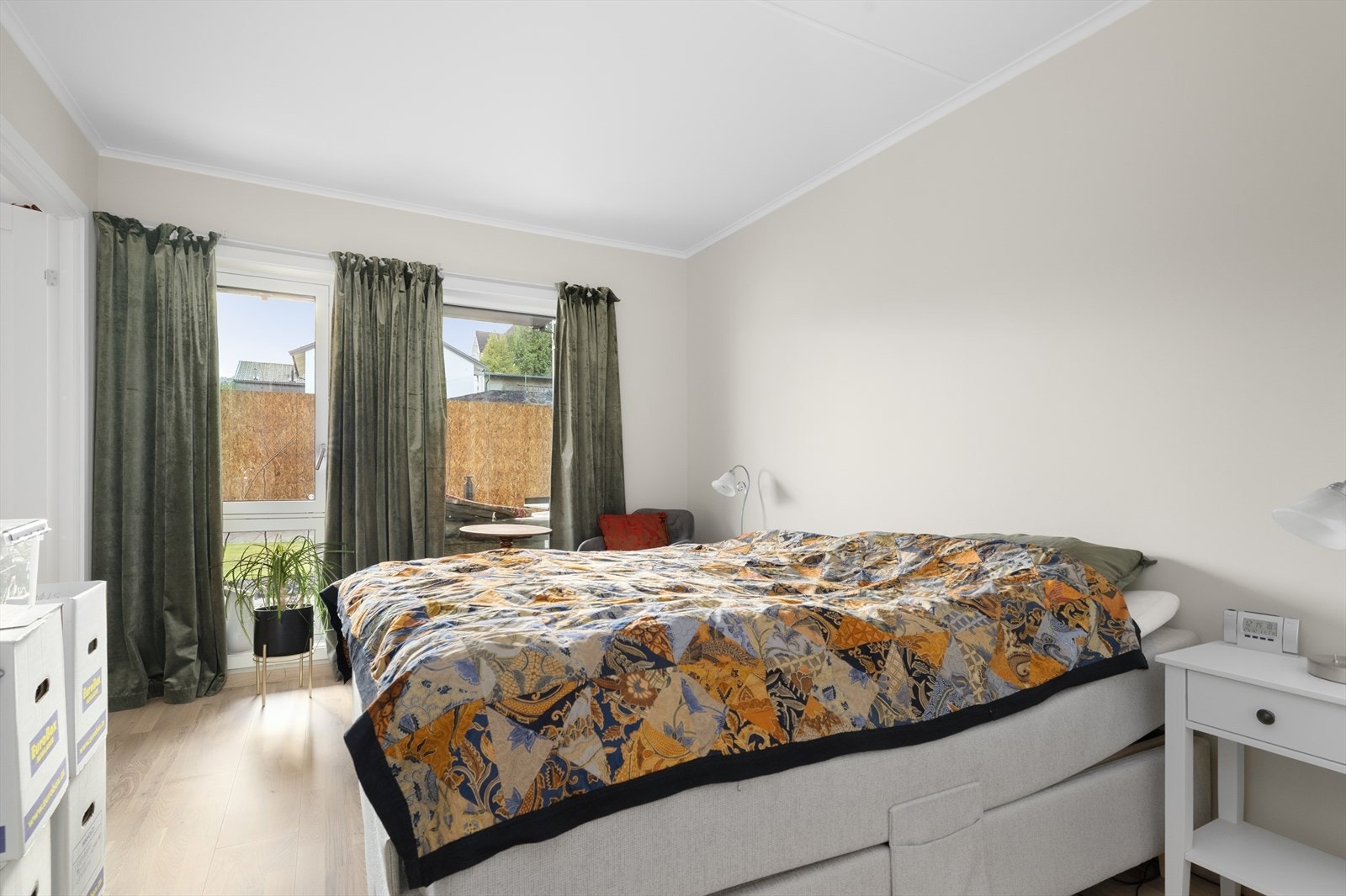 Leiligheten har et romslig soverom med god plass til dobbeltseng. Galleribilde