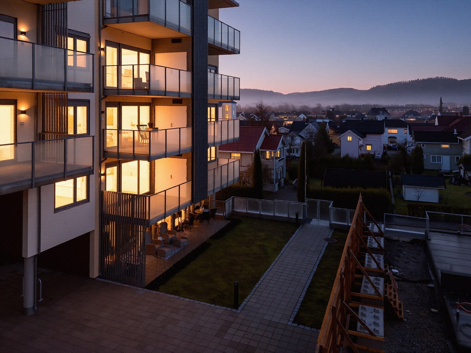 Leiligheten har moderne standard, praktisk planløsning og flott beliggenhet i hjertet av Porsgrunn sentrum, med kort vei til det meste. Galleribilde