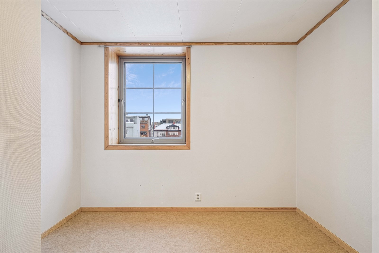 Vender mot Nord og parkeringsplass. Galleribilde